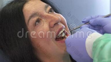 牙医把<strong>牙科器械</strong>放在病人嘴里